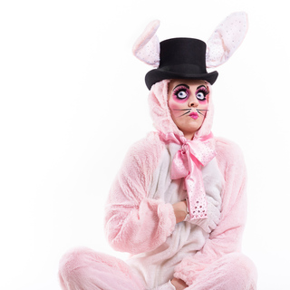 The Burlesque Bunny


Es gibt Tage, da muss man einfach in einen fluffigen rosa Häschenanzug schlüpfen und tanzen. Wenn das Bunny dann vom Publikum angefeuert wird, könnte es sein, daß es seine Schüchternheit verliert und zur großen Verführerin wird.


Musik: I love the bunny (Veggietales) & White Rabbit (Jefferson Airplane)

Dauer: 4:14 min.

Foto: Verena Gremmer